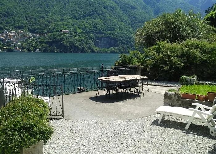 House On The Lake Shore Of Laglio